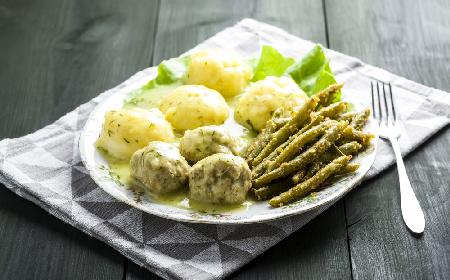 Kotlet rybny ze szparagówką i ziemniakami z menu Beszamel