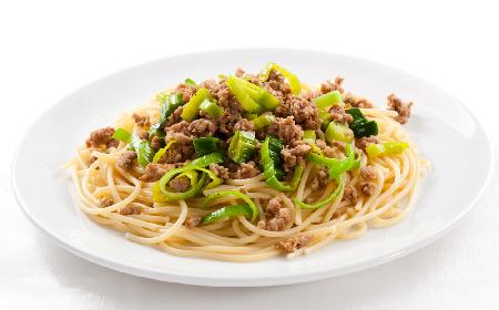 Pożywny makaron z mielonym mięsem i duszonym porem