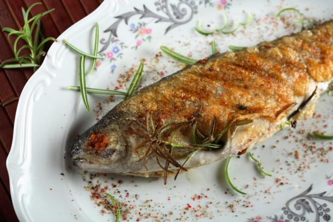 Pstrąg grillowany z boczkiem: pomysł na pstrąga