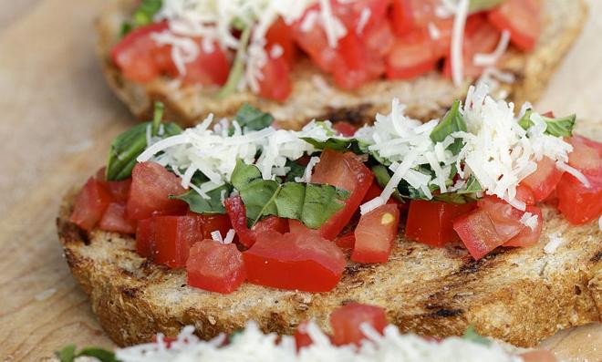 Bruschetta z kurczakiem i suszonymi pomidorami: przepis na włoską kanapkę