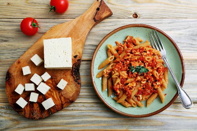 Makaron z czerwonym pesto i tofu z menu beszamel