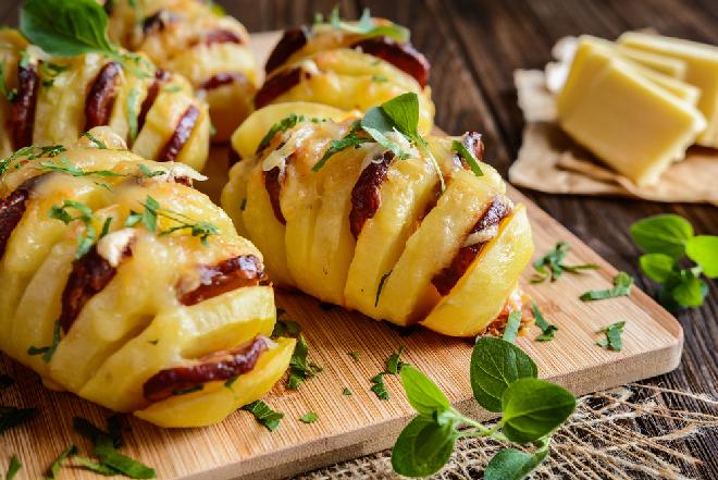 Genialne ziemniaki hasselback pieczone z kiełbasą i serem