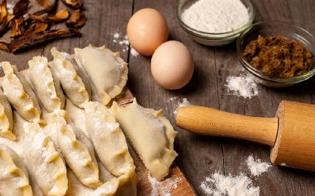 Jak zrobić pierogi z kapustą i grzybami? Klasyczny przepis