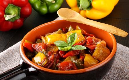 Peperonata: przepis na pieczoną paprykę z warzywami