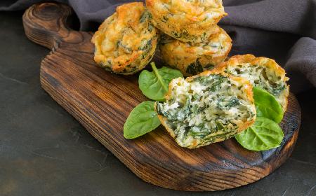 Wytrawne muffinki ze szpinakiem i serem feta: łatwy przepis