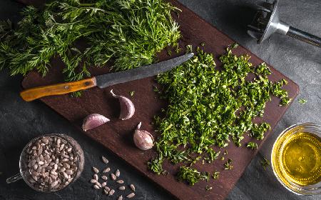 Pesto z naci marchewki: jak zrobić pyszne pesto z liści marchwi