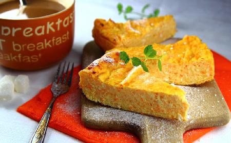 Pyszna zapiekanka z tartej marchwi i twarogu: marchewkowy sernik keto bez mąki