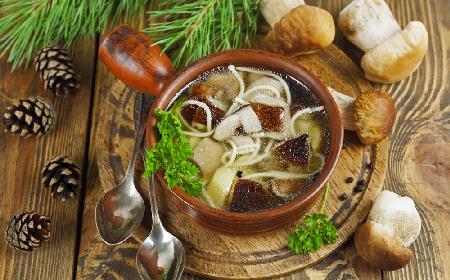 Mniamuśna zupa borowikowa: przepis na grzybową z prawdziwkami, makaronem i ziemniakami