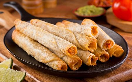 Zapiekane naleśniki z ciecierzycą: przepis na wegańskie taquitos