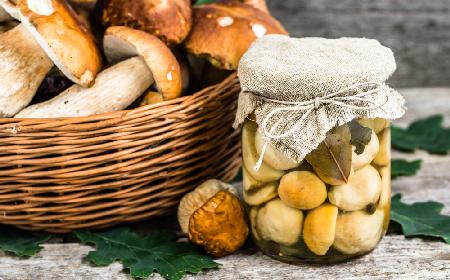 Grzyby marynowane na 3 sposoby: łatwe przepisy na przetwory z grzybów