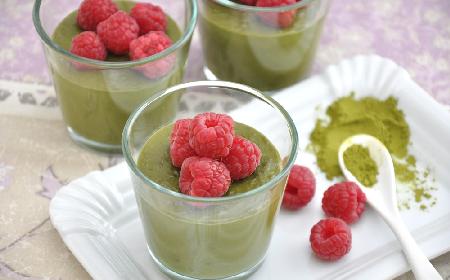 Panna cotta z herbatą matcha i malinami - przepis na oryginalny deser