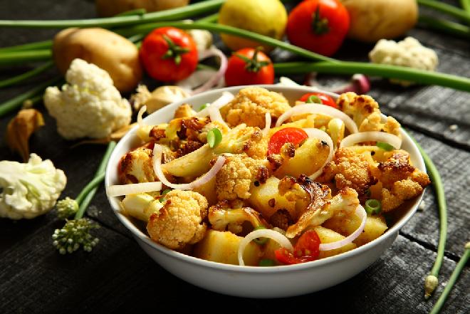 Sałatka z pieczonego kalafiora i ziemniaków