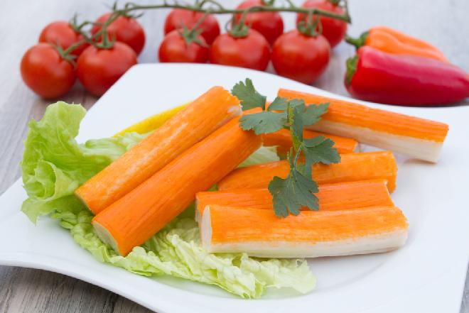 Pierwszorzędna sałatka z paluszków surimi w majonezie: palce lizać!