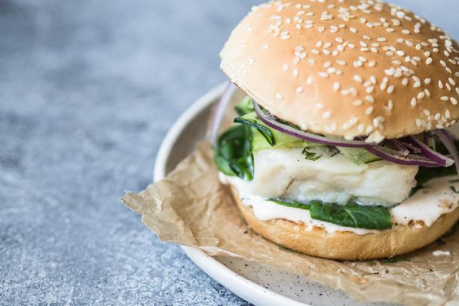 Fish burger z dorszem w zimnym sosie jajecznym z kaparami i dymką