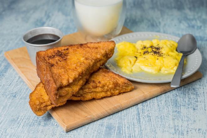 Smażone rożki chlebowe z mozzarellą i bazylią