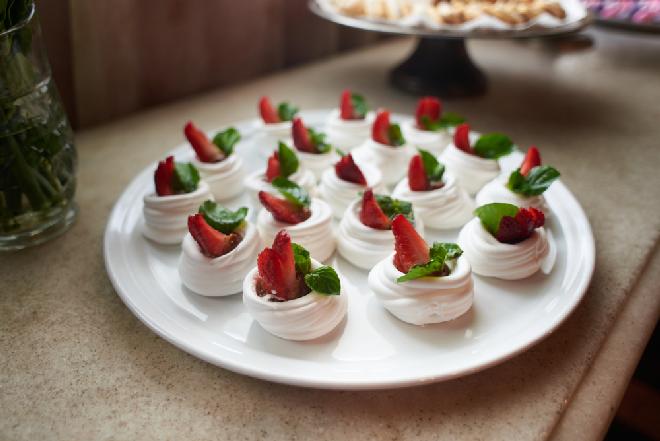 Bezowe kąski z truskawkami, czyli pavlova na raz