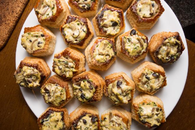 Vol-au-vent - gniazdka z ciasta półfrancuskiego, idealne do wypełnienia ulubionym farszem