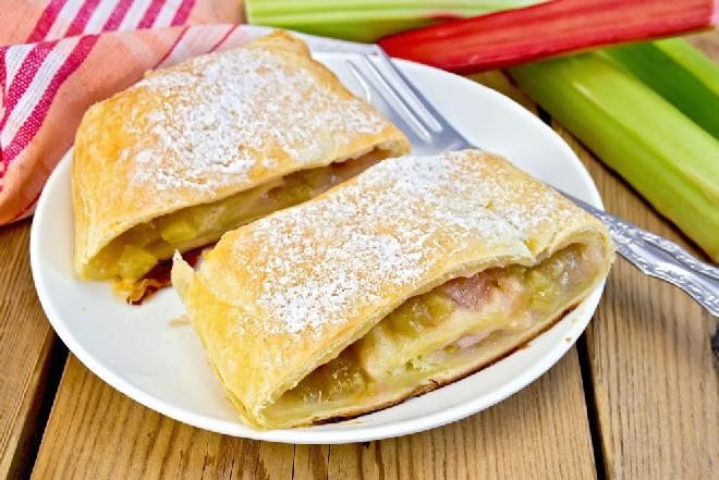 Rabarbar w cieście francuskim - prosty przepis na wiosenny deser