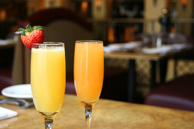 Mimosa (mimoza) koktajl - przepis na wiosennego drinka